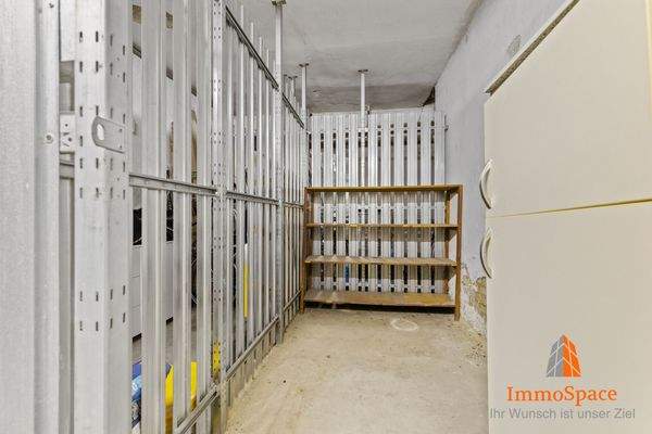 Blick zu den Kellerräumen