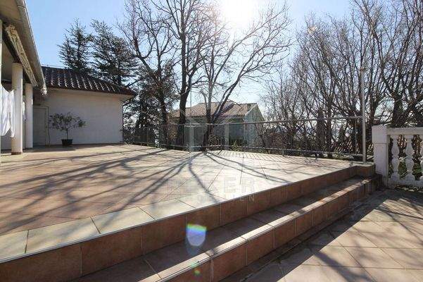 Die Definition einer sonnigen Terrasse