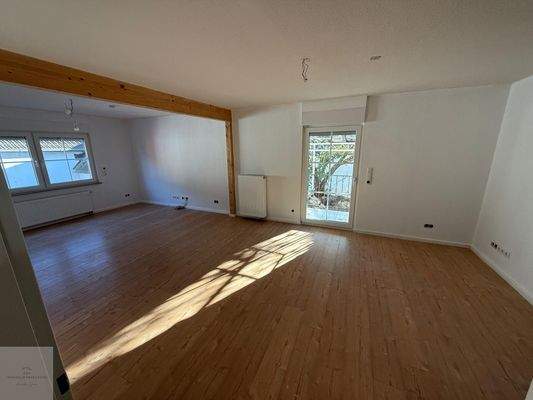 Wohnhaus- Wohn-Essbereich mit Zugang zur Terrasse