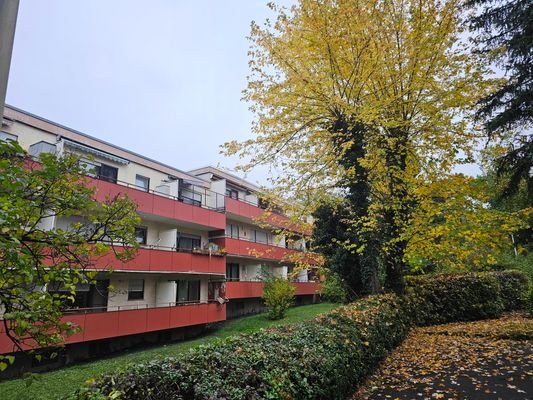 Gebäuderückseite mit Balkon