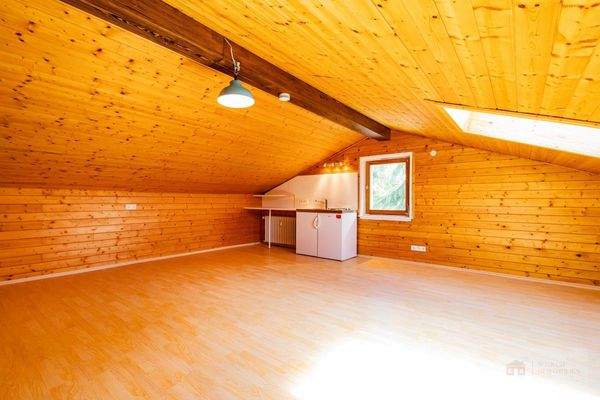 Wohnung 2, DG: großer Raum mit Küchenzeile