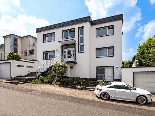 Vorderansicht mit Garagen