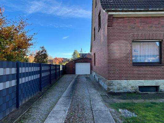 Einfahrt Garage