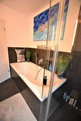 Badezimmer mit Dusche und Badewanne