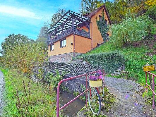 Eine Brücke über dem Bach führt Sie zu Ihrem Garten und ...