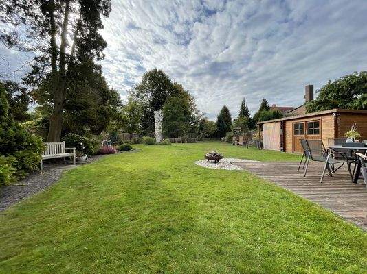 Garten mit Gartenhaus