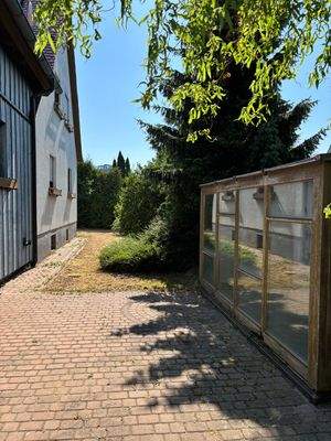 Südseite mit kleinem Gewächshaus