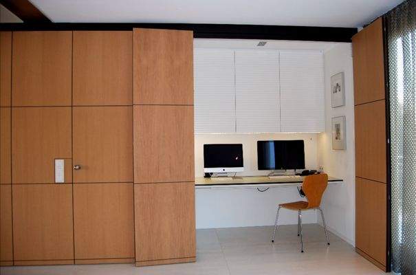 Schrankwand geöffnet Arbeitsplatz