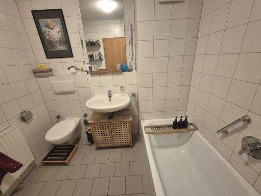 Bad mit Badewanne.jpg