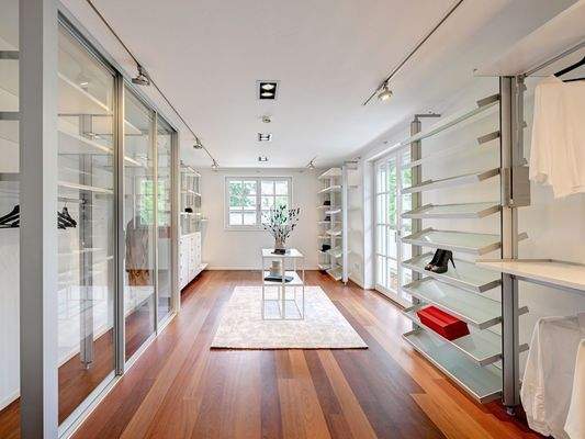 Eins von zwei Ankleidezimmern mit...