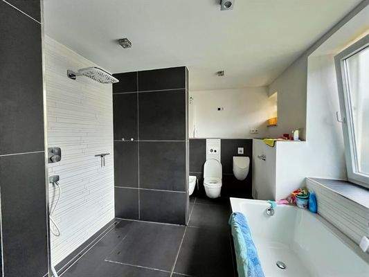 ...und ebenerdiger Dusche