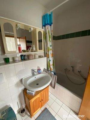 Badezimmer mit Wanne 