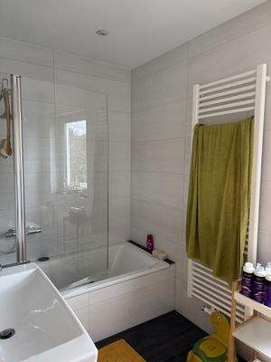 neuwertiges Bad mit Duschwanne