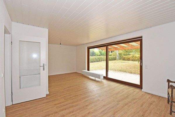 mit breiter Fensterfront