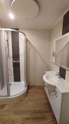 modernes Bad mit Dusche