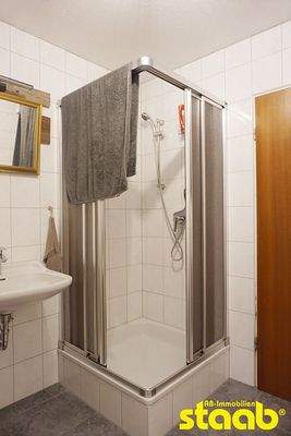 Tageslichtbad mit Dusche ...