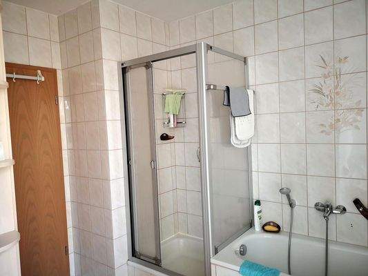 Tageslichtbad mit Dusche+Wanne