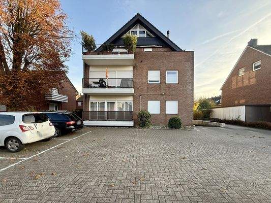 Vorderansicht und PKW-Stellplätze