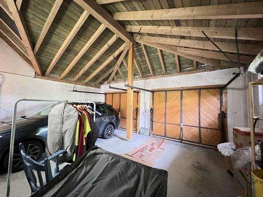 riesige Doppelgarage mit Sa...