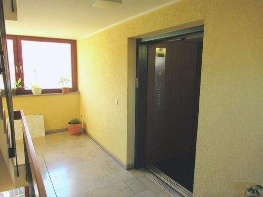 Treppenhaus mit Aufzug