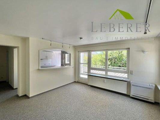 Wohn-/Essbereich mit Durchreiche und Zugang zum Ba