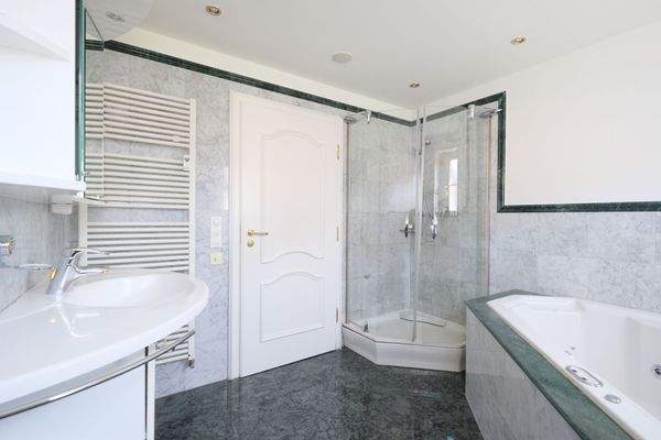 Das geräumige Badezimmer