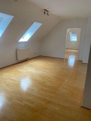 Wohnzimmer mit Blick ins Schlafzimmer