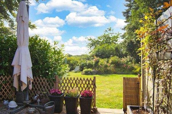 TERRASSE MIT BLICK IN DEN GARTEN