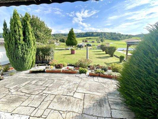 Terrasse mit Blick in den Garten