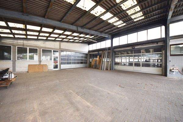 2 Einfahrt 2 Hallenabteilungen