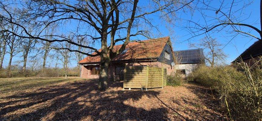 rückwärtige Ansicht Haus, dahinter Scheune 