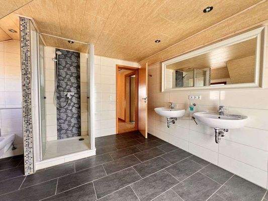 DG - großes Badezimmer