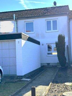 Garage und Weg zum Haus