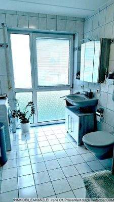 Tageslicht-Bad mit Duschwanne