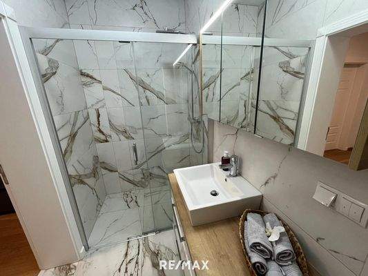 Badezimmer mit Dusche und WC im Erdgeschoss