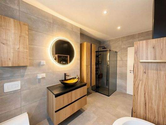 Tageslichtbad mit freistehender Wanne und ebenerdiger Dusche