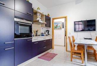 Große, modern ausgestattete Küche