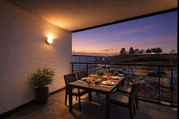 Gemütliche Terrasse bei Dämmerung