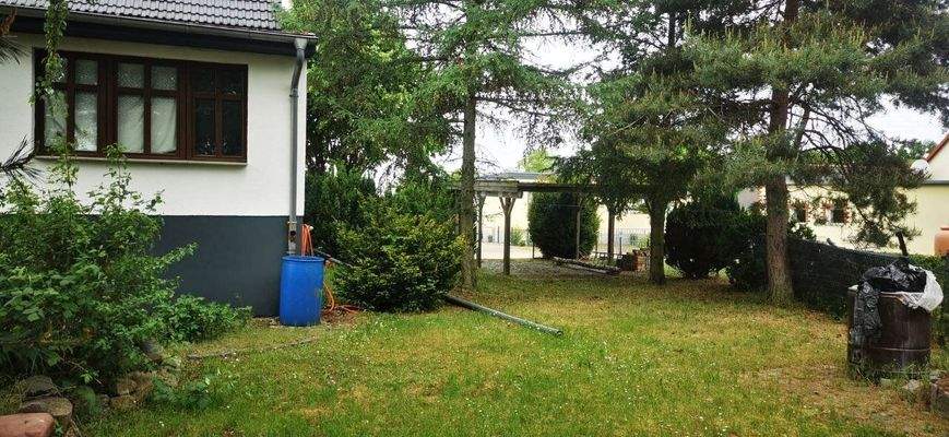 Objektansicht Gartenseite mit Carport
