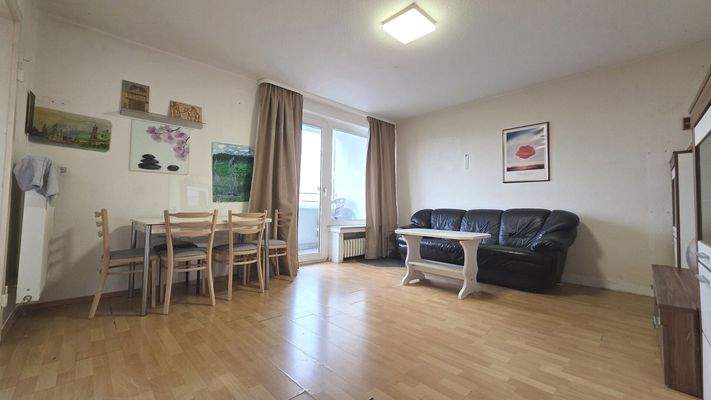 Wohn-/Essbereich mit Balkon