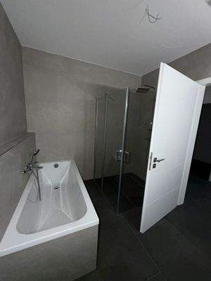 Badezimmer mit Badewanne