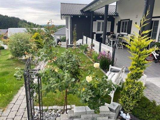 Terrasse mit Gartenansicht