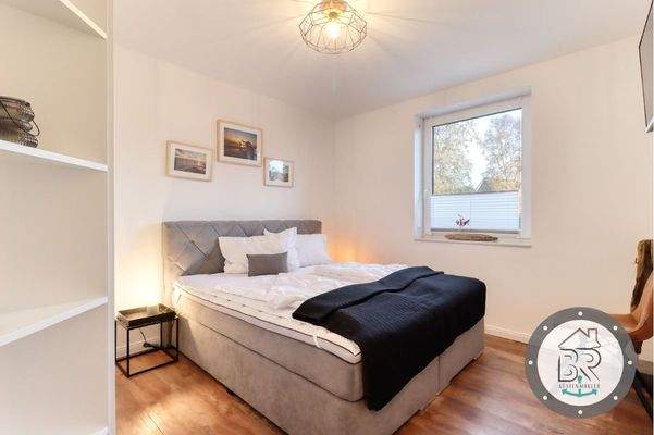 Gemütliches Schlafzimmer mit großem Doppelbett und Einbauschrank