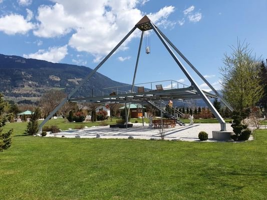 kubische Pyramide mit Bergkristall