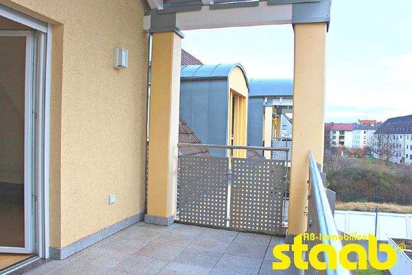 Wohnzimmer mit Balkonzugang