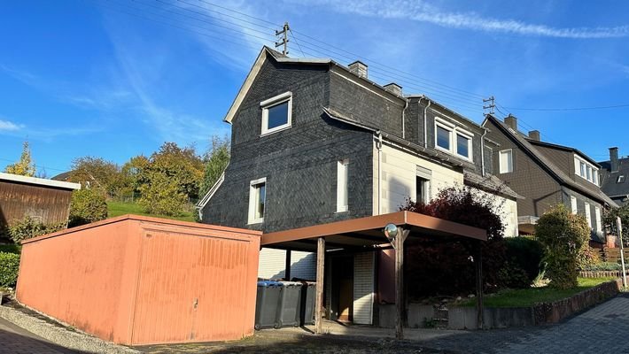 Vorderansicht mit Blechgarage