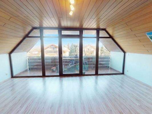 Helles Wohnzimmer mit großer Fensterfront