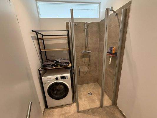 Modernes Bad mit Dusche