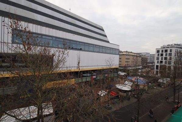 Fensterblick zur Fußgängerzone und IKEA