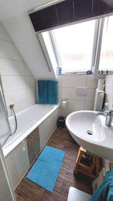 Tageslicht-Badezimmer im 1. OG